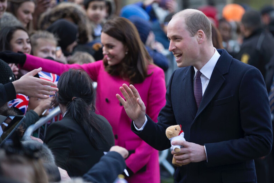 Hertugparet blir møtt av Kronprins Haakon og Kronprinsesse Mette-Marit ved ankomsten til den militære delen av Oslo Lufthavn Gardermoen torsdag formiddag. Deretter ønskes de britiske gjestene velkommen til slottet av kongen og dronningen. Etter en privat lunsj på slottet, vil Hertugen og Hertuginnen bli vist rundt i Prinsesse Ingrid Alexandras skulpturpark.Torsdag ettermiddag besøker Hertugparet, ledsaget av Kronprinsen og Kronprinsessen, norske og britiske oppstartsbedrifter og gründere i kontorfellesskapet MESH i Tordenskioldsgate i Oslo.
Kong Harald og Dronning Sonja er vertskap for en middag for de britiske gjester på Slottet torsdag kveld.
Foto: Kensington Palace
Fredag formiddag tar Hertugen og Hertuginnen farvel med Kongen og Dronningen. Fra Slottet drar Hertugparet, ledsaget av Kronprinsparet, til Hartvig Nissens skole for å møte skaperne og skuespillerne bak suksess-serien «Skam». Det er introduksjon til diskusjoner med elever, lærere og skuespillere om de utfordringer som kan møte ungdom i oppvekst i dagens samfunn - identitetsproblemer, mobbing, seksuelle overgrep og spiseforstyrrelser.
Deretter er Hertugparet invitert til privat lunsj med Kronprinsparet på Skaugum.
Etter lunsj avsluttes besøket i Holmenkollen, med Kronprinsparet som vertskap. Først med et besøk i skimuseet, tårnet og hoppbakken. Deretter til Øvresetertjern ved Tryvann hvor de britiske gjestene får møte barn og se hvordan lek og friluftsliv er en naturlig del av oppveksten i Norge.
Kilde: Kongehuset
Les også: Kate Middelton med ny hårfrisyre Hertugparet blir møtt av Kronprins Haakon og Kronprinsesse Mette-Marit ved ankomsten til den militære delen av Oslo Lufthavn Gardermoen torsdag formiddag. Deretter ønskes de britiske gjestene velkommen til slottet av kongen og dronningen. Etter en privat lunsj på slottet, vil Hertugen og Hertuginnen bli vist rundt i Prinsesse Ingrid Alexandras skulpturpark.Torsdag ettermiddag besøker Hertugparet, ledsaget av Kronprinsen og Kronprinsessen, norske og britiske oppstartsbedrifter og gründere i kontorfellesskapet MESH i Tordenskioldsgate i Oslo.
Kong Harald og Dronning Sonja er vertskap for en middag for de britiske gjester på Slottet torsdag kveld.
Foto: Kensington Palace
Fredag formiddag tar Hertugen og Hertuginnen farvel med Kongen og Dronningen. Fra Slottet drar Hertugparet, ledsaget av Kronprinsparet, til Hartvig Nissens skole for å møte skaperne og skuespillerne bak suksess-serien «Skam». Det er introduksjon til diskusjoner med elever, lærere og skuespillere om de utfordringer som kan møte ungdom i oppvekst i dagens samfunn - identitetsproblemer, mobbing, seksuelle overgrep og spiseforstyrrelser.
Deretter er Hertugparet invitert til privat lunsj med Kronprinsparet på Skaugum.
Etter lunsj avsluttes besøket i Holmenkollen, med Kronprinsparet som vertskap. Først med et besøk i skimuseet, tårnet og hoppbakken. Deretter til Øvresetertjern ved Tryvann hvor de britiske gjestene får møte barn og se hvordan lek og friluftsliv er en naturlig del av oppveksten i Norge.
Kilde: Kongehuset
Les også: Kate Middelton med ny hårfrisyre