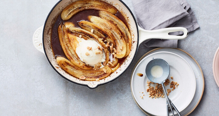Stekte bananer med salt karamell og vaniljeis