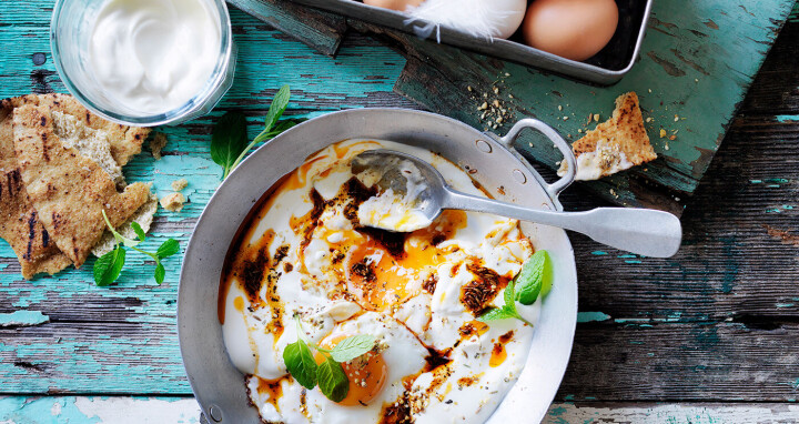 Speilegg med spicy yoghurtsaus