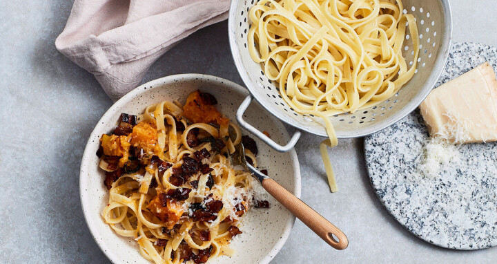 Tagliatelle med gresskar, pancetta, chili og salvie