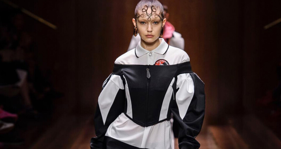 Gigi Hadid gikk sin første Burberry-visning