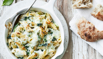 Ovnsgratinert penne med spinat, ricotta og mozzarella