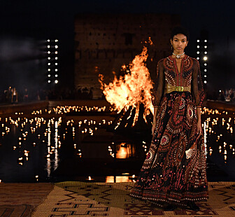 Se bildene fra den brennheite visningen til Dior