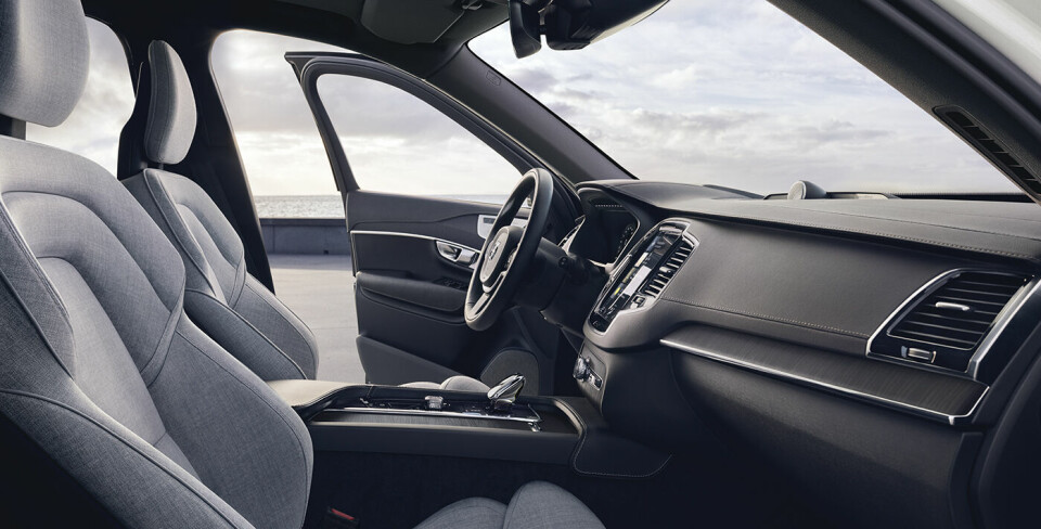 Hybridbil Volvo Xc90: Lukk dørene og sett deg inn i en elegant og imponerende førsteklasseskupé. Synk ned i setet, pust inn ren, filtrert luft og legg storbyens stress bak deg. Med et tastetrykk på skjermen eller ved å snakke til den (den kan norsk), har du kontrollen. Og når du begynner å kjøre, merker du at Volvo XC90 er like lettkjørt som en mindre bil.



Om du suser bortover motorveien eller tråkler deg gjennom bytrafikken, tar de smarte hjelpemidlene slitet bort fra bilkjøringen, slik at du bare kan glede deg over turen. Den synes godt på veien, men allikevel er det rene, skandinaviske designet overraskende diskré.






Volvos unike og intuitive kjøreopplevelse sammen med den legendariske sikkerheten, gjør at du alltid når frem til målet ditt uten stress og hindringer. Og fordi vi vet at du ønsker både krefter og effektivitet, gir Volvo XC90 T8 AWD Inscription deg det beste fra to verdener – kompromissløs kjøreopplevelse med utmerket drivstofføkonomi og lave CO2 utslipp.



Splitter nye Volvo XC90 T8 AWD Inscription er en bil utformet for å gjøre enhver kjøretur til en minneverdig opplevelse, enten du sitter i fører- eller passasjersetet, berør skjermen og bare nyt den enkle og elegante kupeen til nye XC90.



De stilige håndlagde materialene skaper en rolig, luftig og komfortabel kupé. De myke ventilerte setene trukket i Nappa-skinn, dekorpaneler i valnøtt og skinntrukket dashbord og ratt gir interiøret et moderne skandinavisk uttrykk.



Volvo har som mål å lage den reneste SUV-en i si  klasse, og bilen har et CO2-utslipp helt nede på 60 g/km.
