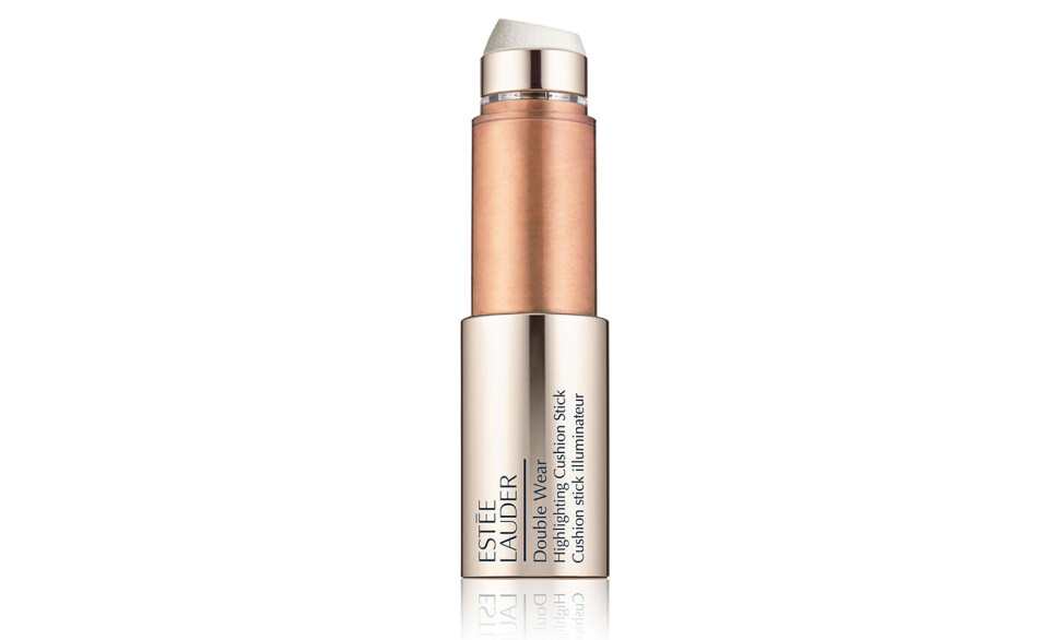 Custom Glow Drops fra Lancôme, kr 268.
Multiprodukter som denne godbiten er et must i sminkepungen, og spesielt kjekt nå om sommeren. De gylne dråpene var egentlig en «limited edition» som kom i fjor, men de ble så populære at to av fargene heldigvis er tilbake igjen i år. Bland litt i dagkremen eller foundationen din, eller legg den rett på kinnbein og neserygg og kragebein for den perfekte sommergløden.
Double Wear Radiant Bronze Cushion Stick fra Estee Lauder, kr 324.
Er du ute etter den naturlige, glødende no-makeup- makeup-looken i sommer, er dette trikset helt genialt. Bruk en bronzing-stift, pudderbronzer eller en blush i en litt dyp, brunaktig nyanse og legg den over nese- ryggen og hele veien ut til der kinnbeina slutter. Dette gir et fresht, solkysset og sommerlig resultat.
Chubby Stick Contour fra Clinique, kr 196.
Bare With Me Tinted Skin Veil fra NYX, kr 93.
NYX er kjent for sine fargerike og lekne produkter og har lenge vært en favoritt blant Youtubere og sminkeentusiaster. Denne sommeren lanserer merket en kolleksjon med fokus på lett dekkevne og fukt – akkurat det vi ønsker oss av sminke på denne tiden av året!
Silk Mousse Treatment fra Sensai, kr 1349.
Dette er et sånt produkt man faktisk gleder seg til å smøre på huden. Den lette mousse- teksturen smelter på huden, føles deilig avkjølende og jobber med å jevne ut hudtonen. Bruk den som første steg etter rens for en ekstra fuktighetsboost som sørger for at påfølgende produkter lettere trekker ned i huden.
Cream Stay Shadow Sticks fra Glo Skin Beauty, kr 124.
Med disse for hånden fikser du øyensminken på null komma niks. De myke kremstiftene er pigmenterte, holder seg på plass lenge og kan enkelt duses ut med fingeren om du ønsker et softere resultat. Ha den med i veska og gå fra hverdag til fest med ett sveip!
Les Sahariennes Bronzing Stones fra YSL, kr 404.
Denne bronzeren blir like fin på huden som innpakningen ser ut, og de små skimmerpartiklene gir en nydelig naturlig glød til huden. Custom Glow Drops fra Lancôme, kr 268.
Multiprodukter som denne godbiten er et must i sminkepungen, og spesielt kjekt nå om sommeren. De gylne dråpene var egentlig en «limited edition» som kom i fjor, men de ble så populære at to av fargene heldigvis er tilbake igjen i år. Bland litt i dagkremen eller foundationen din, eller legg den rett på kinnbein og neserygg og kragebein for den perfekte sommergløden.
Double Wear Radiant Bronze Cushion Stick fra Estee Lauder, kr 324.
Er du ute etter den naturlige, glødende no-makeup- makeup-looken i sommer, er dette trikset helt genialt. Bruk en bronzing-stift, pudderbronzer eller en blush i en litt dyp, brunaktig nyanse og legg den over nese- ryggen og hele veien ut til der kinnbeina slutter. Dette gir et fresht, solkysset og sommerlig resultat.
Chubby Stick Contour fra Clinique, kr 196.
Bare With Me Tinted Skin Veil fra NYX, kr 93.
NYX er kjent for sine fargerike og lekne produkter og har lenge vært en favoritt blant Youtubere og sminkeentusiaster. Denne sommeren lanserer merket en kolleksjon med fokus på lett dekkevne og fukt – akkurat det vi ønsker oss av sminke på denne tiden av året!
Silk Mousse Treatment fra Sensai, kr 1349.
Dette er et sånt produkt man faktisk gleder seg til å smøre på huden. Den lette mousse- teksturen smelter på huden, føles deilig avkjølende og jobber med å jevne ut hudtonen. Bruk den som første steg etter rens for en ekstra fuktighetsboost som sørger for at påfølgende produkter lettere trekker ned i huden.
Cream Stay Shadow Sticks fra Glo Skin Beauty, kr 124.
Med disse for hånden fikser du øyensminken på null komma niks. De myke kremstiftene er pigmenterte, holder seg på plass lenge og kan enkelt duses ut med fingeren om du ønsker et softere resultat. Ha den med i veska og gå fra hverdag til fest med ett sveip!
Les Sahariennes Bronzing Stones fra YSL, kr 404.
Denne bronzeren blir like fin på huden som innpakningen ser ut, og de små skimmerpartiklene gir en nydelig naturlig glød til huden.