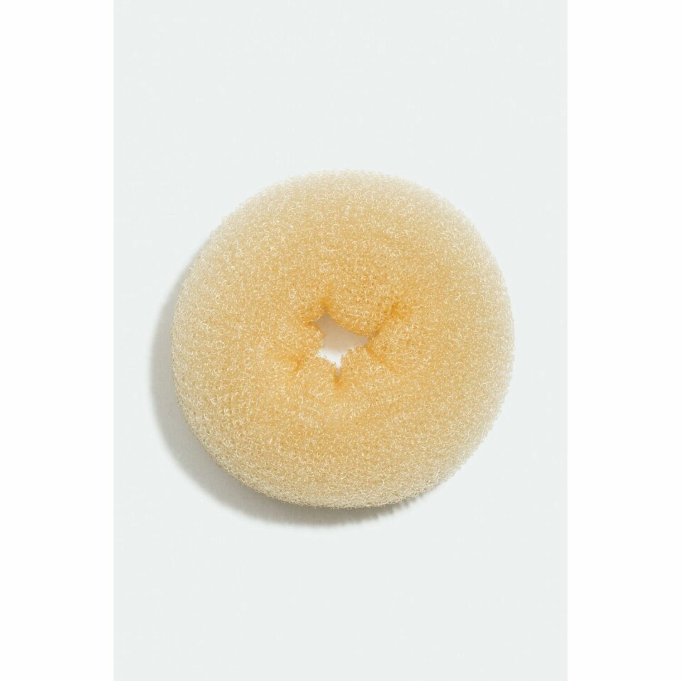 – Hår-donuts er fint å bruke til oppsetninger og klassiske buns, både høye og lave. Finn en farge som matcher håret ditt og legg det rundt donuten. Litt enkel tupering er også et smart triks om du vil få frisyren til å se tykkere ut.
