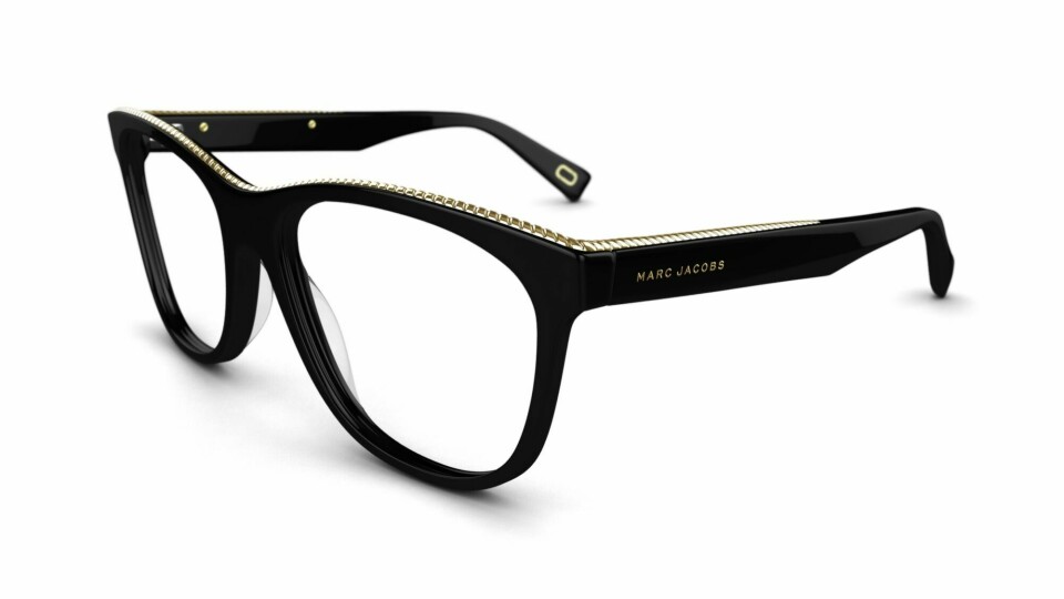 – Denne brillen fra Marc Jacobs oser av sofistikert autoritet, markant og elegant med unike designelementer som lekker gulldekor på øvre brillekant. Denne vil komplementere smoking- og dresstilen perfekt.
