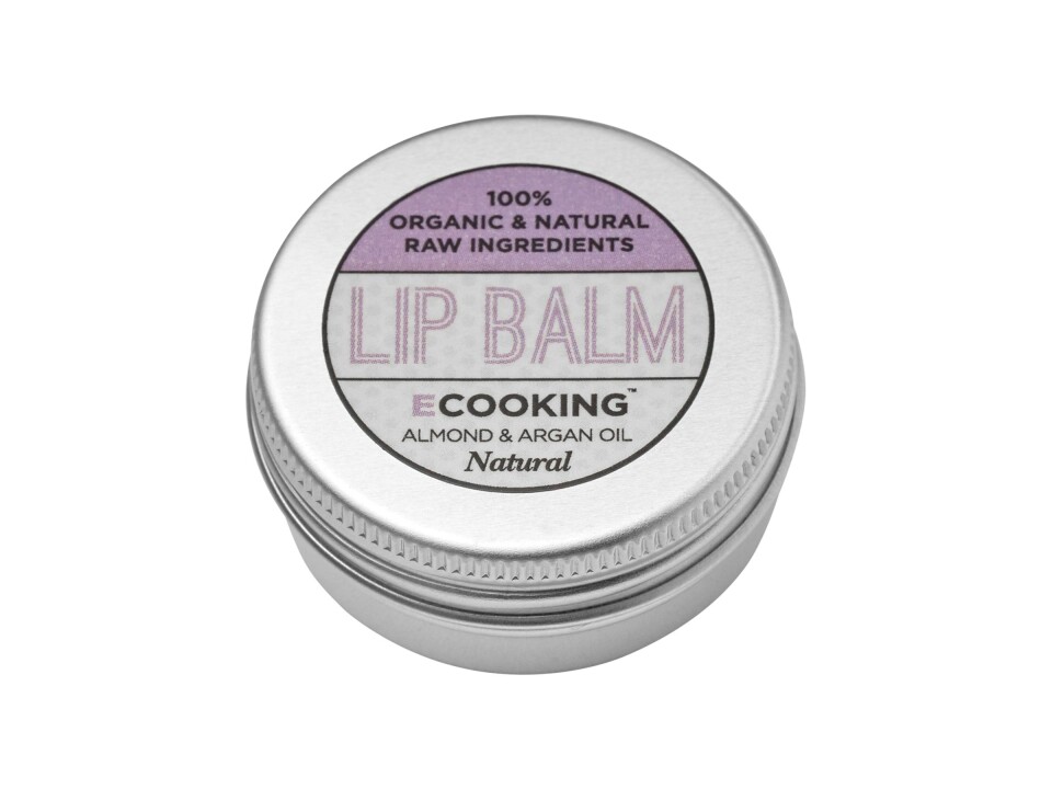 Original Nipple Balm for Lips fra Dr.Lipp, kr 140.
Denne nipple balmen har blitt et globalt skjønnhetsfenomen, og gjør leppene dine myke, glatte og glossy. En hypoallergenisk, pleiende og nærende balm som opprinnelig ble laget som en brystvortebalm for ammende kvinner. Den fungerer også utmerket for å lindre tørr og sensitiv hud.
Den er ideell for tørre neglebånd, tørre hudområder, brannsår og skrubbsår, sprukne lepper, såre brystvorter, flisete tupper og eksem.
5. Ecooking Lip Balm Natural
Lip Balm fra Ecooking, kr 55.
Ecooking Lip Balm Natural er en pleiende og nærende leppepomade til tørre og sprukne lepper.
Ecooking Lip Balm Natural er økologisk, uten parabener og fargestoffer. Den inneholder blant annet mandeloje, arganolje og E-vitamin, noe som gir godt med fukt, samt hjelper sprukne lepper. Ecooking Lip Balm Natural gir glans til leppene, men er helt uten farge.
6. Clarins Instant Light Lip Comfort Oil
Instant Light Lip Comfort Oil #03 Red Berry fra Clarins, kr 179.
En unik blanding av ultranærende planteoljer som gir leppene et glatt og fyldig utseende, med en glossy finish. Inneholder blant annet hasselnøttolje som plumper og mykgjør leppene, og økologisk jojoba som tilfører fuktighet og beroliger huden. Gir en blank finish som ikke klistrer og masse fukt. Original Nipple Balm for Lips fra Dr.Lipp, kr 140.
Denne nipple balmen har blitt et globalt skjønnhetsfenomen, og gjør leppene dine myke, glatte og glossy. En hypoallergenisk, pleiende og nærende balm som opprinnelig ble laget som en brystvortebalm for ammende kvinner. Den fungerer også utmerket for å lindre tørr og sensitiv hud.
Den er ideell for tørre neglebånd, tørre hudområder, brannsår og skrubbsår, sprukne lepper, såre brystvorter, flisete tupper og eksem.
5. Ecooking Lip Balm Natural
Lip Balm fra Ecooking, kr 55.
Ecooking Lip Balm Natural er en pleiende og nærende leppepomade til tørre og sprukne lepper.
Ecooking Lip Balm Natural er økologisk, uten parabener og fargestoffer. Den inneholder blant annet mandeloje, arganolje og E-vitamin, noe som gir godt med fukt, samt hjelper sprukne lepper. Ecooking Lip Balm Natural gir glans til leppene, men er helt uten farge.
6. Clarins Instant Light Lip Comfort Oil
Instant Light Lip Comfort Oil #03 Red Berry fra Clarins, kr 179.
En unik blanding av ultranærende planteoljer som gir leppene et glatt og fyldig utseende, med en glossy finish. Inneholder blant annet hasselnøttolje som plumper og mykgjør leppene, og økologisk jojoba som tilfører fuktighet og beroliger huden. Gir en blank finish som ikke klistrer og masse fukt.