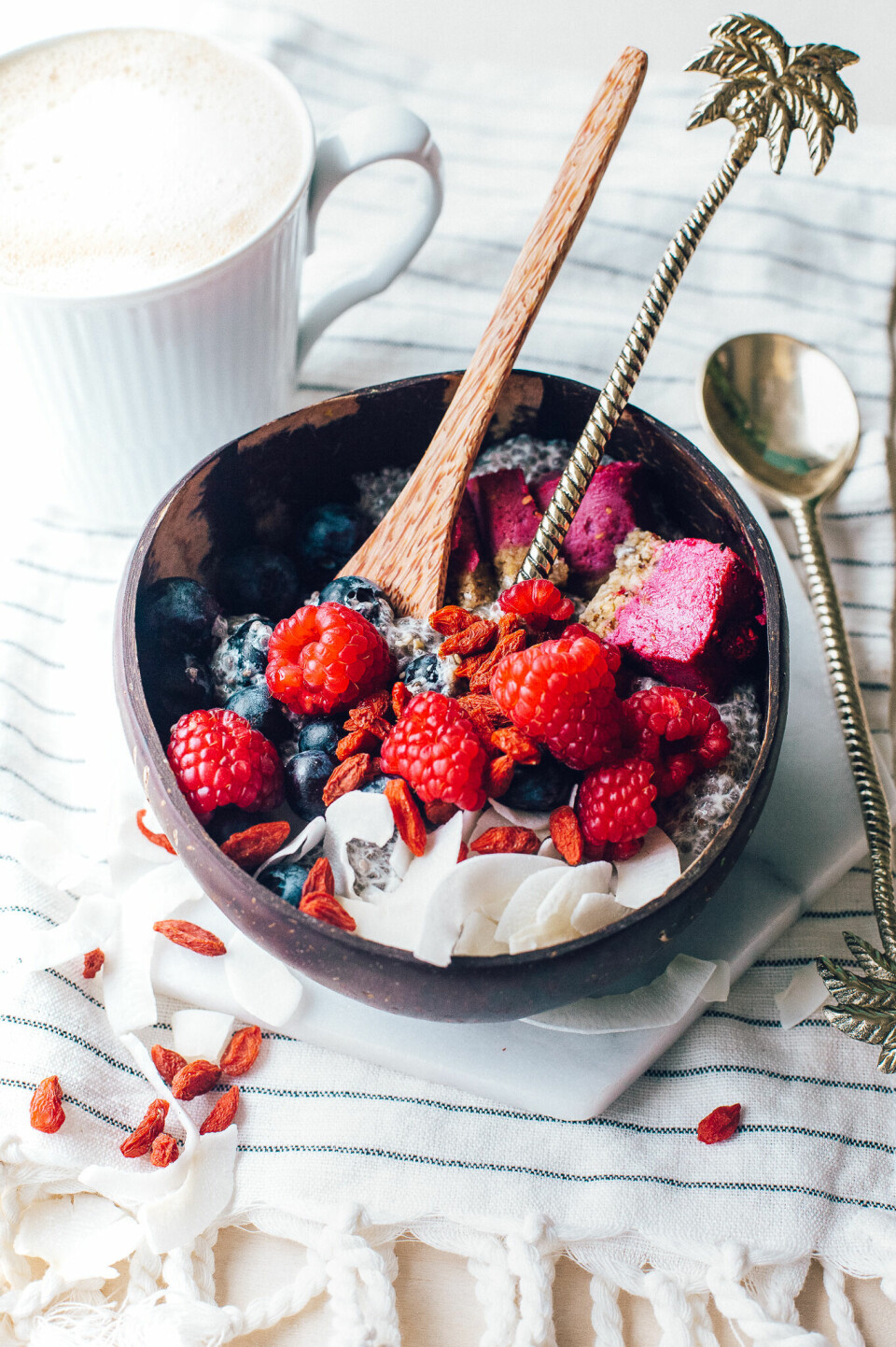 Overnight chiapudding: Det er ikke hver morgen det frister å bruke lang tid på å stelle i stand en fresh frokost. Derfor elsker vi næringsrike frokoster som lager seg selv over natten. Stå opp til en sunn, smakfull og vakker frokost, som vil gi deg (og smaksløkene dine) den morgenen du fortjener.





Better Bowls er en norsk merkevare og beve­gelse som jobber med å fremme en sunnere og mer bærekraftig livsstil. De samler kokosnøttskall som ellers ville ha blitt kastet, og kutter, renser og polerer disse til å bli vakre og bærekraftige kokosnøttskåler.

Skålene er tilgjengelig i nettbutikken betterbowls.no, sammen med en rekke andre produkter ment for å gjøre det enklere og morsommere for deg å nyte sunne og smakfulle bowls på ditt eget kjøkken.

Oppskrifter og inspirasjon får du ved å følge Better Bowls på @betterbowlsno.










Overnight chiapudding med raw-kake