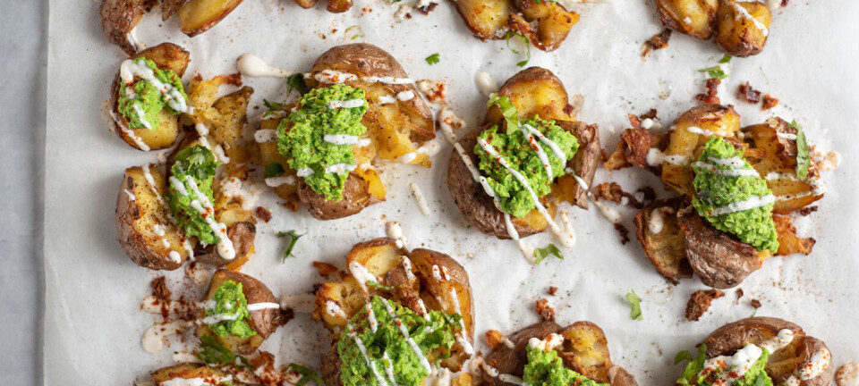 Knuste poteter med ertepuré og yoghurtdipp