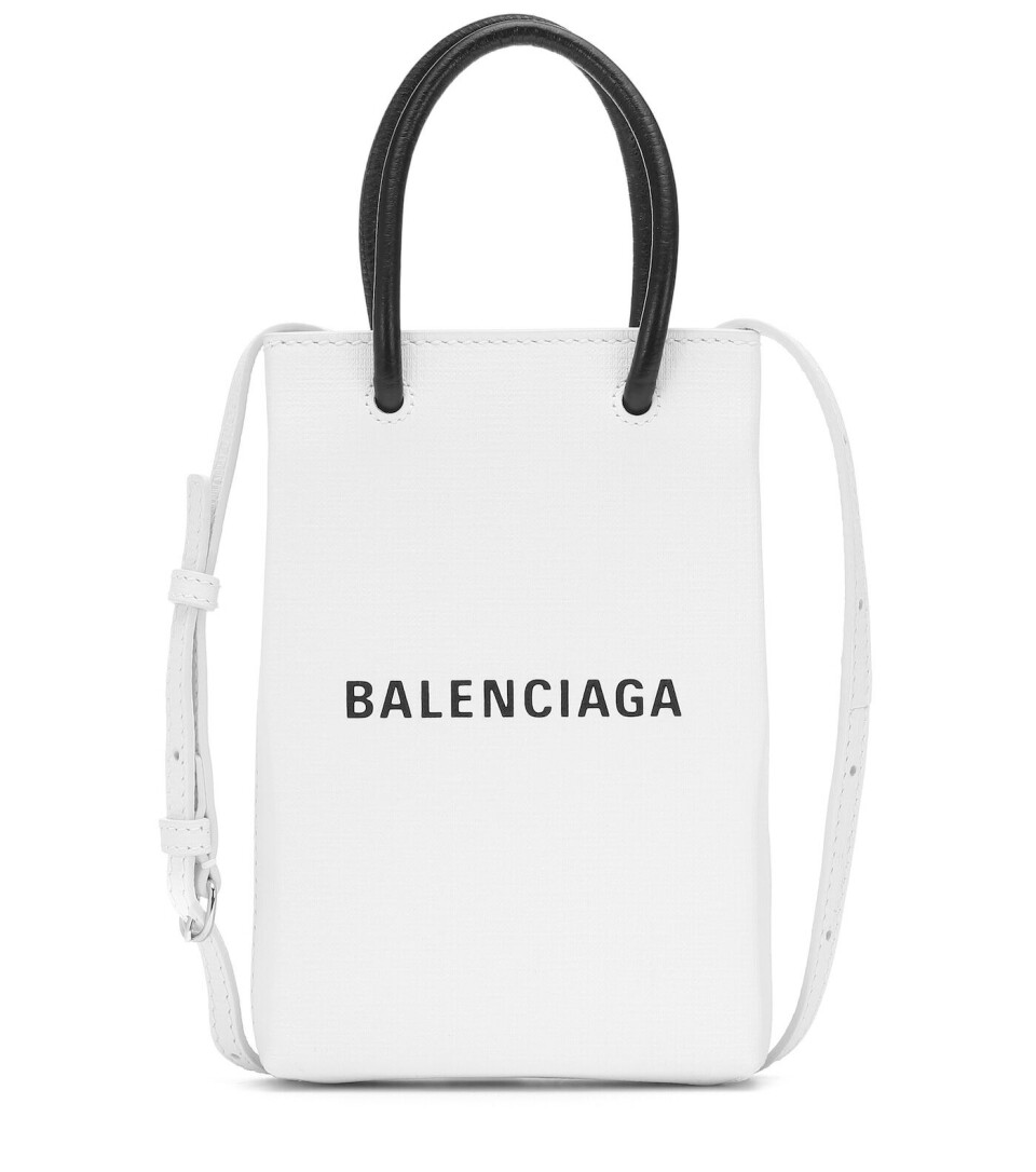 Veske fra Prada, kr 16 000
Veske fra Balenciaga, kr 6500
Off White
Det er lett å gå for den gode gamle sorte vesken når sommeren er over. Likevel slår vi et slag for den hvite varianten, og ønsker oss en hvit håndveske til anledningene vi skal pynte oss i høst. Veske fra Prada, kr 16 000
Veske fra Balenciaga, kr 6500
Off White
Det er lett å gå for den gode gamle sorte vesken når sommeren er over. Likevel slår vi et slag for den hvite varianten, og ønsker oss en hvit håndveske til anledningene vi skal pynte oss i høst.