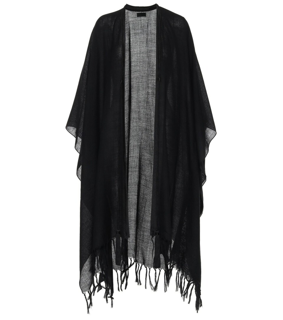 Vi henter inspirasjon fra denne fantastiske og ganske avslørende Yves Saint Laurent-kreasjonen fra 1968. – Perfeksjon!
Kaftan fra Saint Laurent, kr 8900
Skjortekjole fra second Female, kr 1199
Boots fra Alaïa, kr 11 000
Netting og knyting er kule detaljer som rocker opp antrekket.
Chloé
Kjole fra Self-Portrait, kr 3700
Chanel
Skjorte fra Nümph, kr 650
Plagget trenger ikke være helt gjennomsiktig. Gå for en hvit skjorte med sort blonde-bh for en delikat og classy look.
Genser fra By Malene Birger, kr 3799
Kate Moss og Naomi Campbell viser hud på fest i London i 1993. Et ikonisk bilde.
Kjole fra Rodebjer, kr 1695
Vi elsker å leke oss med lag på høsten. Denne kjolen fra Rodebjer vil vi bruke som innerste lag under en lang kåpe, gjerne med et par fete boots til.
Solbriller fra Louis Vuitton, kr 6250
Fendi
Kjole fra Baum & Pferdgarten, kr 1200 Vi henter inspirasjon fra denne fantastiske og ganske avslørende Yves Saint Laurent-kreasjonen fra 1968. – Perfeksjon!
Kaftan fra Saint Laurent, kr 8900
Skjortekjole fra second Female, kr 1199
Boots fra Alaïa, kr 11 000
Netting og knyting er kule detaljer som rocker opp antrekket.
Chloé
Kjole fra Self-Portrait, kr 3700
Chanel
Skjorte fra Nümph, kr 650
Plagget trenger ikke være helt gjennomsiktig. Gå for en hvit skjorte med sort blonde-bh for en delikat og classy look.
Genser fra By Malene Birger, kr 3799
Kate Moss og Naomi Campbell viser hud på fest i London i 1993. Et ikonisk bilde.
Kjole fra Rodebjer, kr 1695
Vi elsker å leke oss med lag på høsten. Denne kjolen fra Rodebjer vil vi bruke som innerste lag under en lang kåpe, gjerne med et par fete boots til.
Solbriller fra Louis Vuitton, kr 6250
Fendi
Kjole fra Baum & Pferdgarten, kr 1200