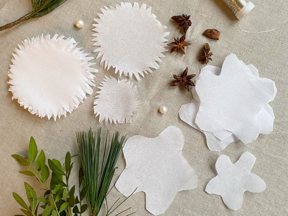 Hjemmelaget julepynt: Papirblomster i krepp