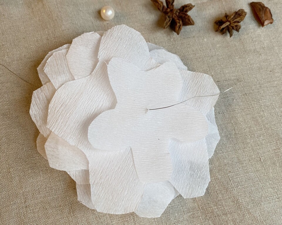Hjemmelaget julepynt: Papirblomster i krepp