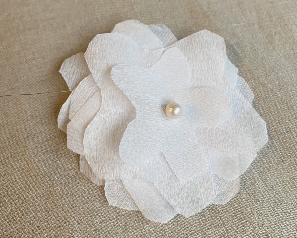 Hjemmelaget julepynt: Papirblomster i krepp