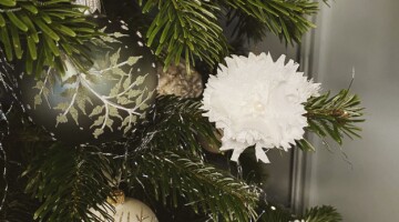 Hjemmelaget julepynt: Papirblomster i krepp