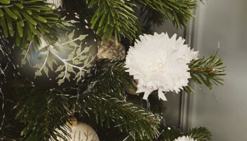 Hjemmelaget julepynt: Papirblomster i krepp