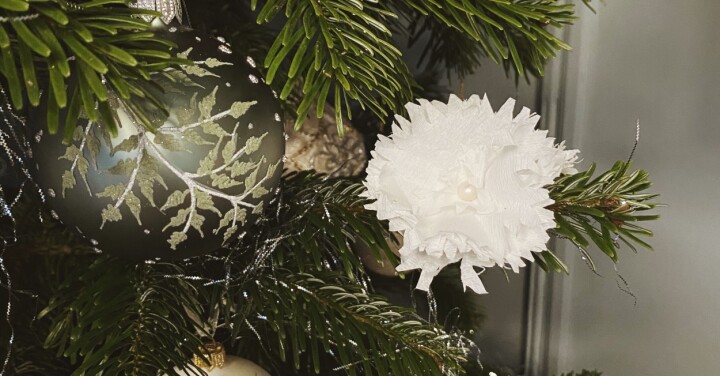 Hjemmelaget julepynt: Papirblomster i krepp