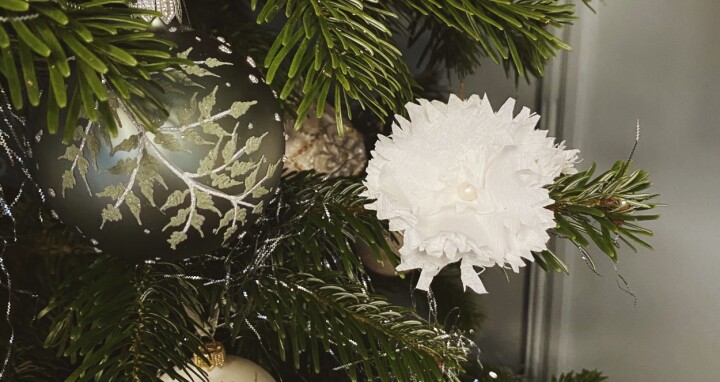 Hjemmelaget julepynt: Papirblomster i krepp