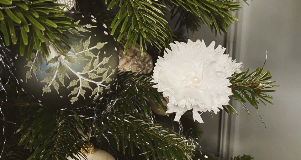 Hjemmelaget julepynt: Papirblomster i krepp