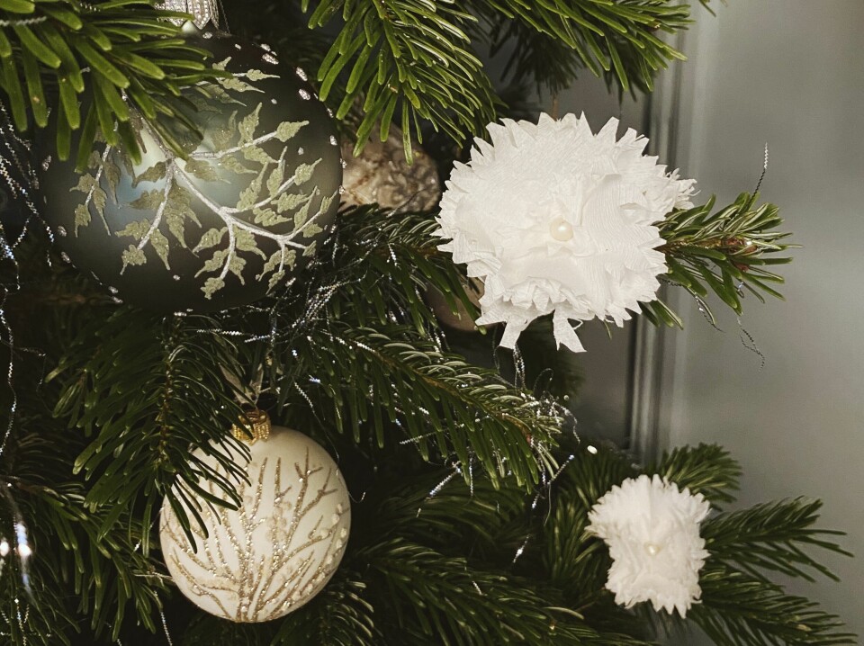 DIY julepynt papirblomst: Pynt juletreet med hjemmelaget julepynt