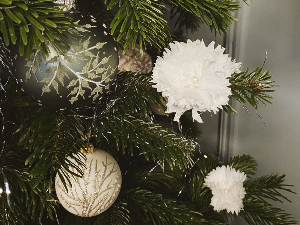 Hjemmelaget julepynt: Papirblomster i krepp