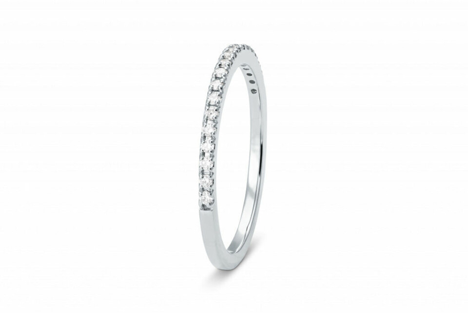 Eternity ring i hvitt gull med hvite diamanter fra Kolours Jewelry, kr 9800. 
Medium chunky hoop med gule diamanter fra Kolours Jewelry, kr 5400.