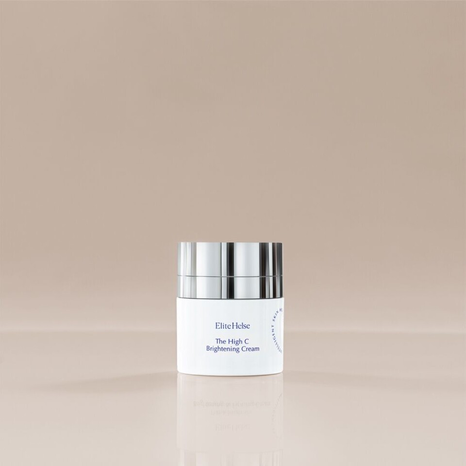 – The High C Brightening Cream er en annen must have. Denne ansiktskremen er selve løsningen mot hyperpigmentering og mørke flekker. Den inneholder høy andel av L-ascorbic syre 20% og bidrar til en jevnere hudtone med mer glød.
Den hemmer også dannelsen av melanin og gir på en trygg måte en naturlig lysende effekt på + 74% etter bare 8 uker. Chroma Bright og 20% C vitamin bekjemper effektivt dannelsen av hyperpigmenterte områder på huden ved å regulere melanogeneseprosessen, melaninproduksjonen og tyrosinase-aktiviteten slik at en unngår flekker i ansiktet.
The High C Brightening Cream fra Elite Helse, kr 1499
– Avslutt din rutine med Daily Spf 40 en ikke-komedogen solkrem for en klar, solbeskyttet og flekkfri hud hver dag under graviditet og mens du ammer.
Hvor lenge skal man holde seg unna retinol?
– Unngå reseptbelagte retinoider og reseptfrie produkter som inneholder retinol. Hvis du vanligvis bruker denne typen produkter, burde du vurdere å bytte til et anti-aldringsserum som ikke inneholder retinol, som The Steam Cell Skin Booster.
The Steam Cell Skin Booster fra Elite Helse, kr 1299
– Du kan fortsette å bruke ingredienser som vitamin C, peptider, antioksidanter og plante-stamceller når du er gravid og ammer.
Kontinuerlig bruk av hudpleieprodukter med antioksidanter og reparerende ingredienser anbefales på det sterkeste. Den viktigste take awayen er at du kan oppnå dine hudpleie mål under graviditeten, og det vil sikkert gjøre deg rolig! Som en påminnelse er det alltid en god ide å konsultere legen din om bruk av reseptfrie eller reseptbelagte medisiner du vurderer mens du er gravid eller ammer.
Når kan man gå tilbake til sin pre-gravid hudprogram?
– Etter at du har ammet ferdig.
Elite Helse har spesialisert seg på hud og hudhelse, og er eksperter innen sitt felt.
Gi oss dine topp 4 produkter å bruke som gravid?
– Age Well hudprogrammet har 3 produkter som er høyt elsket . Et hudpleieprogram som er forankret i forskning, er resultatorientert og trygt for både deg, babyen og din helse. Mine personlige favoritter er:
Sculpt and Clean
The High C Brightening Cream
The Steam Cell Skin Booster
Daily Spf 40
Hvordan bevare gløden når du er gravid? – The High C Brightening Cream er en annen must have. Denne ansiktskremen er selve løsningen mot hyperpigmentering og mørke flekker. Den inneholder høy andel av L-ascorbic syre 20% og bidrar til en jevnere hudtone med mer glød.
Den hemmer også dannelsen av melanin og gir på en trygg måte en naturlig lysende effekt på + 74% etter bare 8 uker. Chroma Bright og 20% C vitamin bekjemper effektivt dannelsen av hyperpigmenterte områder på huden ved å regulere melanogeneseprosessen, melaninproduksjonen og tyrosinase-aktiviteten slik at en unngår flekker i ansiktet.
The High C Brightening Cream fra Elite Helse, kr 1499
– Avslutt din rutine med Daily Spf 40 en ikke-komedogen solkrem for en klar, solbeskyttet og flekkfri hud hver dag under graviditet og mens du ammer.
Hvor lenge skal man holde seg unna retinol?
– Unngå reseptbelagte retinoider og reseptfrie produkter som inneholder retinol. Hvis du vanligvis bruker denne typen produkter, burde du vurdere å bytte til et anti-aldringsserum som ikke inneholder retinol, som The Steam Cell Skin Booster.
The Steam Cell Skin Booster fra Elite Helse, kr 1299
– Du kan fortsette å bruke ingredienser som vitamin C, peptider, antioksidanter og plante-stamceller når du er gravid og ammer.
Kontinuerlig bruk av hudpleieprodukter med antioksidanter og reparerende ingredienser anbefales på det sterkeste. Den viktigste take awayen er at du kan oppnå dine hudpleie mål under graviditeten, og det vil sikkert gjøre deg rolig! Som en påminnelse er det alltid en god ide å konsultere legen din om bruk av reseptfrie eller reseptbelagte medisiner du vurderer mens du er gravid eller ammer.
Når kan man gå tilbake til sin pre-gravid hudprogram?
– Etter at du har ammet ferdig.
Elite Helse har spesialisert seg på hud og hudhelse, og er eksperter innen sitt felt.
Gi oss dine topp 4 produkter å bruke som gravid?
– Age Well hudprogrammet har 3 produkter som er høyt elsket . Et hudpleieprogram som er forankret i forskning, er resultatorientert og trygt for både deg, babyen og din helse. Mine personlige favoritter er:
Sculpt and Clean
The High C Brightening Cream
The Steam Cell Skin Booster
Daily Spf 40
Hvordan bevare gløden når du er gravid?