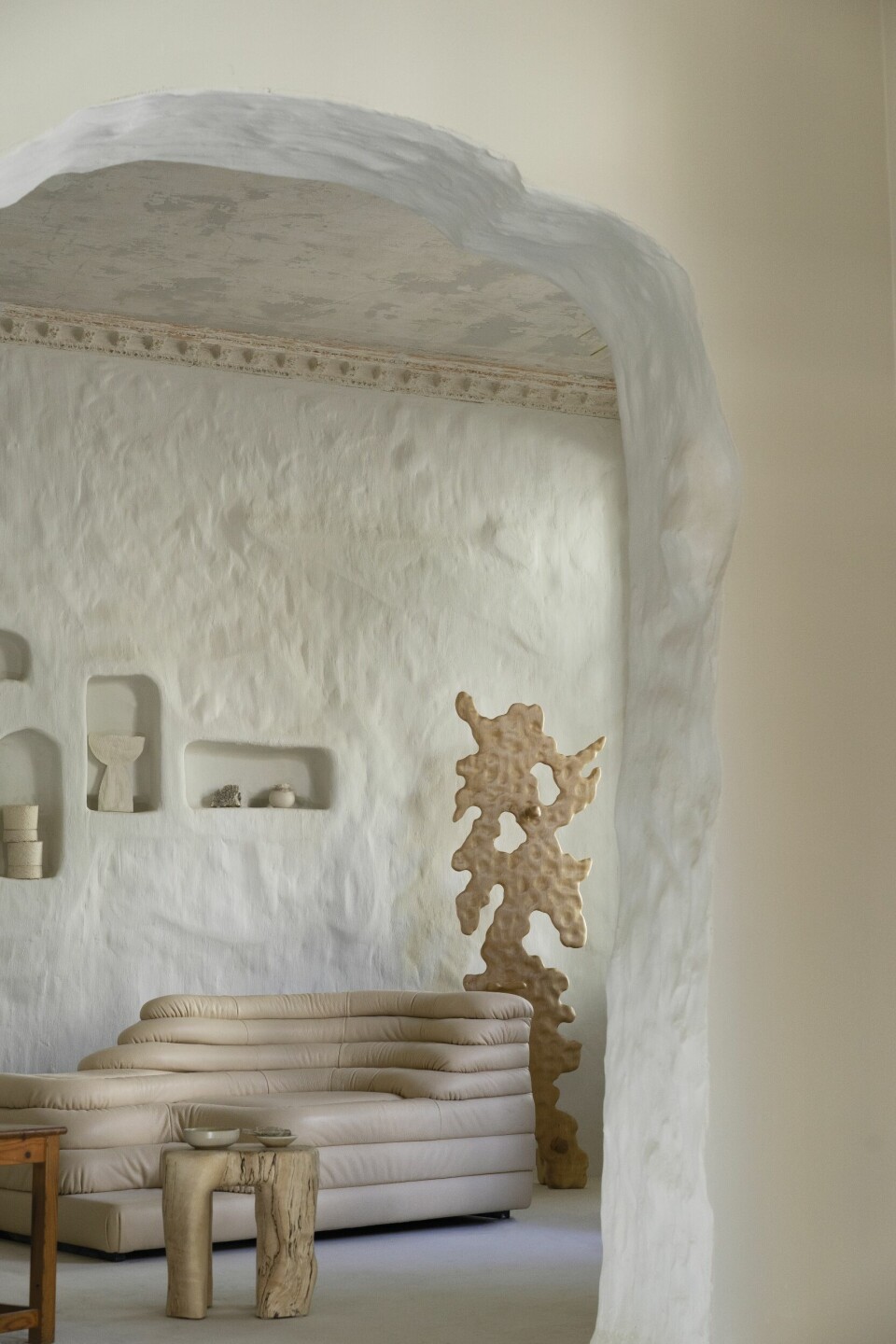 Den vakre Terrazza-sofaen står i loungen sammen med en fantastisk treskulptur signert Sigve Knutson.