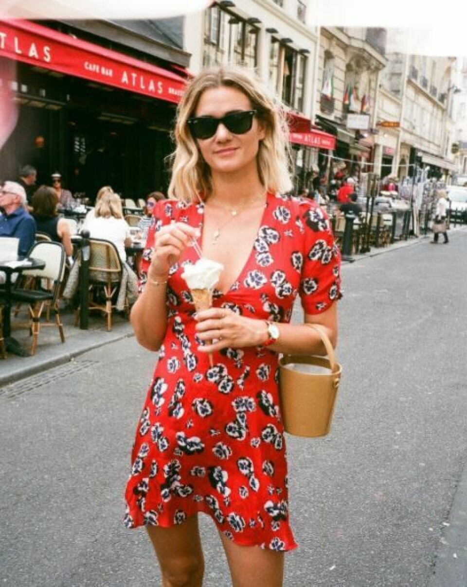 Bloggeren Anne Laure i kjole fra Réalisation Par. Foto: Instagram @adenorah