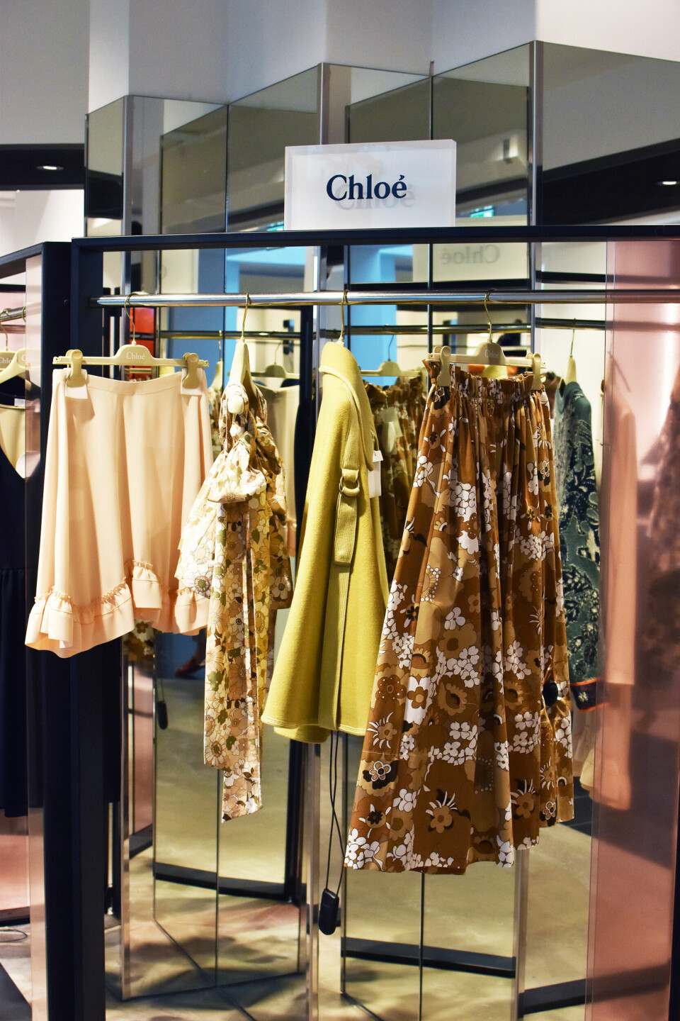 Chloe sin pret-a-porter kolleksjon rett fra runwayen finner du på Høyer Luxury.
