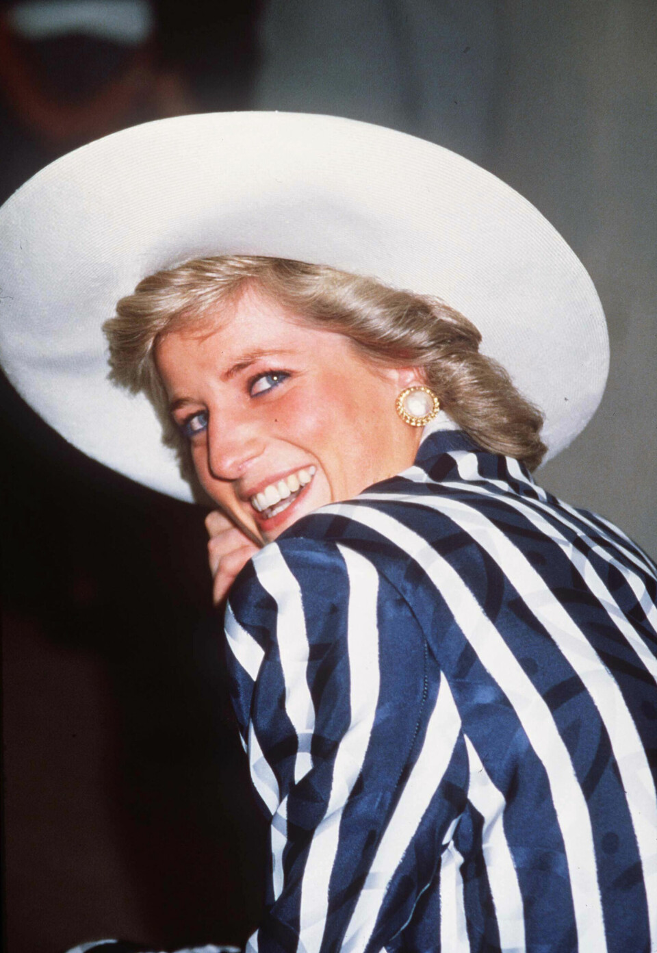 Vakre Diana: Ikledd en stor hvit hatt, perleøredobber og en blåstripet dress fra Klein. Den vakre prinsessen sjarmerte en hel verden med smilet sitt. Her i Melbourne 27. januar 1988. (Foto: Getty Images)