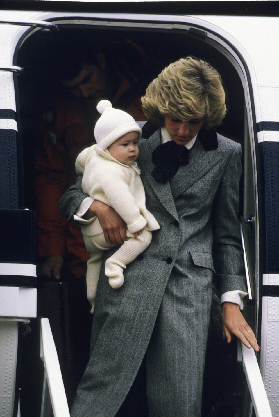Som tatt ut av et motemagasin i 2017: Diana med prins Harry på armene ikledd en rålekker, knelang dressjakke med stor sløyfe i halsen. (Foto: Getty Images)