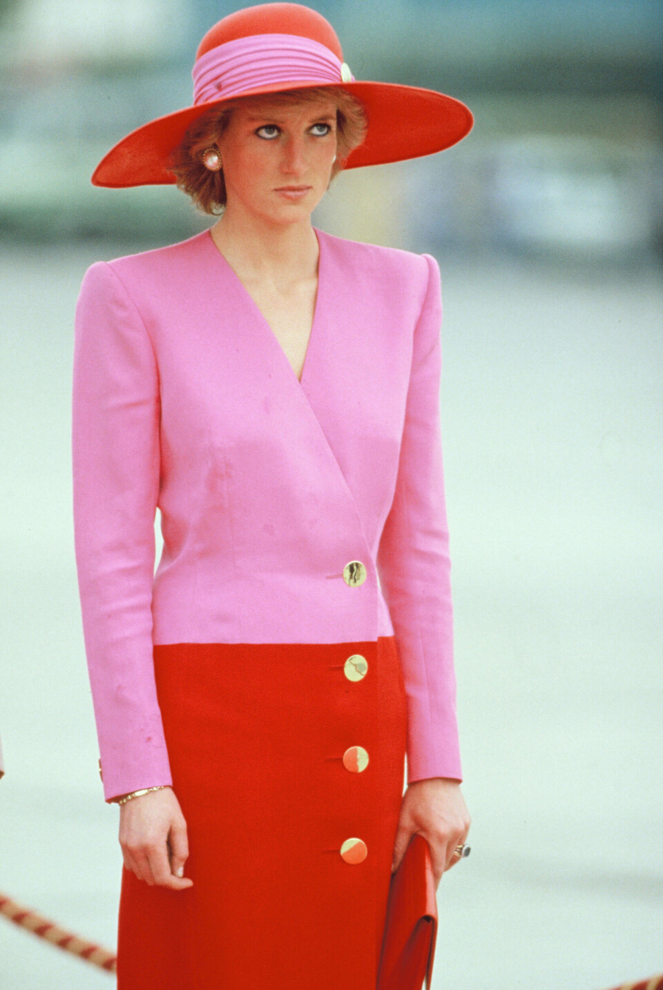 Like trendy idag: Diana ikledd en drakt signert Catherine Walker og hatt fra Philip Somerville under et offentlig besøk i Kuwait, mars 1989. (Foto Getty Images)