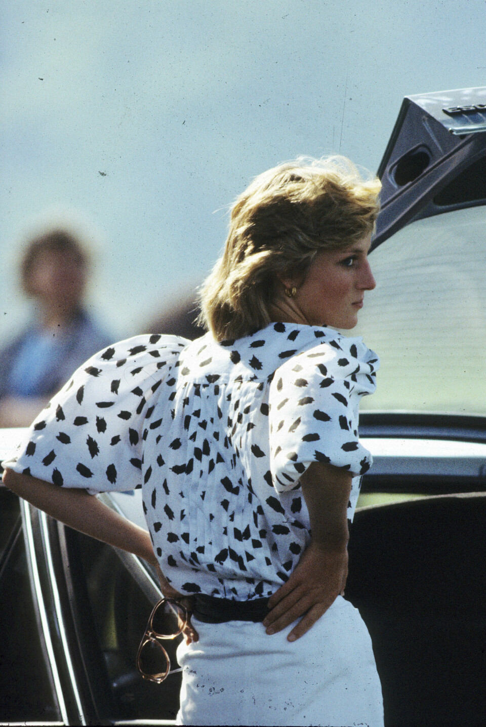 Like trendy idag: Prinsesse Diana deltar på en polo kamp i 1983 ikledd prikket bluse med puffermer, en av sommerens store trender denne sommeren.  (Foto: Anwar Hussein/WireImage)
