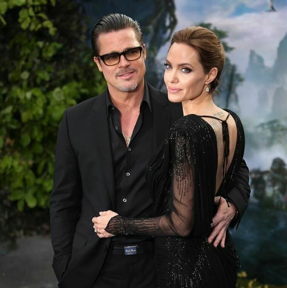 Brad Pitt & Angelina Jolie:  Pitt og Jolie møttes på innspillingen av Mr & Mrs Smtih i 2005 og var sammen i nesten 10 før de giftet seg i 2014. De har 6 barn sammen, tre som er adoptert og tre som er deres biologiske barn. Angelina sjokkerte en hel verden da hun tok ut seperasjon i 2016.