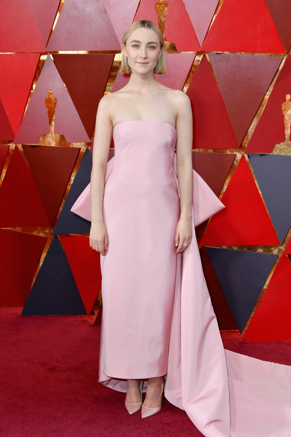 Saoirse Ronan i rosa kjole fra Calvin Klein.