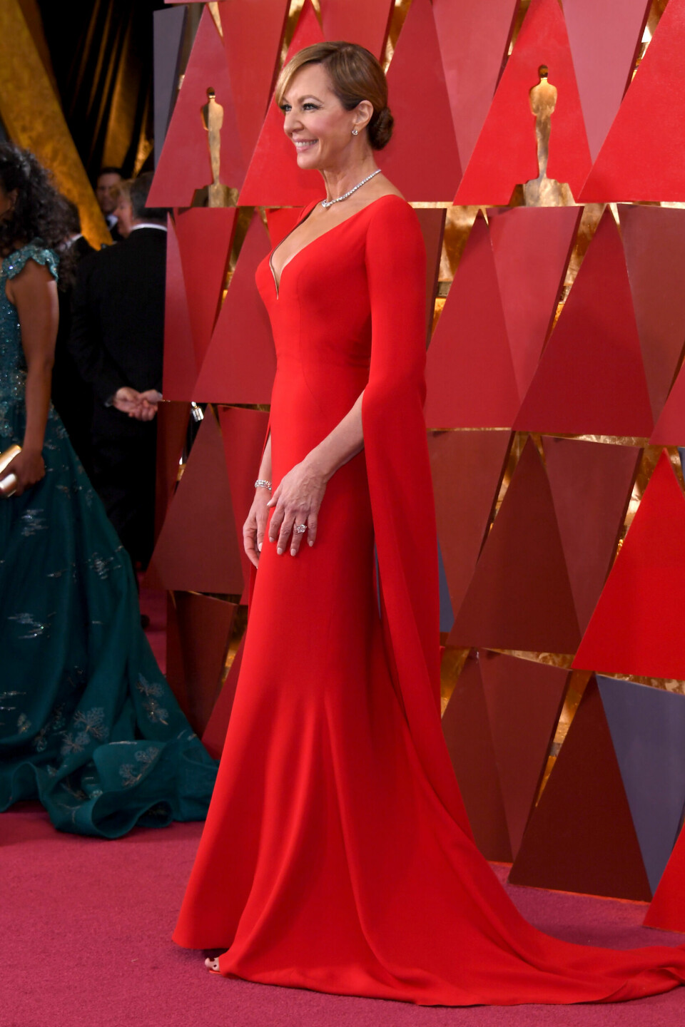 Allison Janney I rød kjole fra Reem Acra og diamanter verdt 4 millioner dollar.