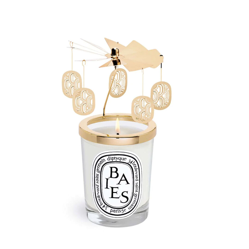 Rosevannet fra Santa Maria Novella er den perfekte oppmerksomheten til den som har alt. Det har opptil flere bruksområder, som blant annet toner til ansiktet og huden, en lett parfyme, eller for å friske opp sengetøy. Rosevannet fra Santa Maria Novella er den perfekte oppmerksomheten til den som har alt. Det har opptil flere bruksområder, som blant annet toner til ansiktet og huden, en lett parfyme, eller for å friske opp sengetøy.