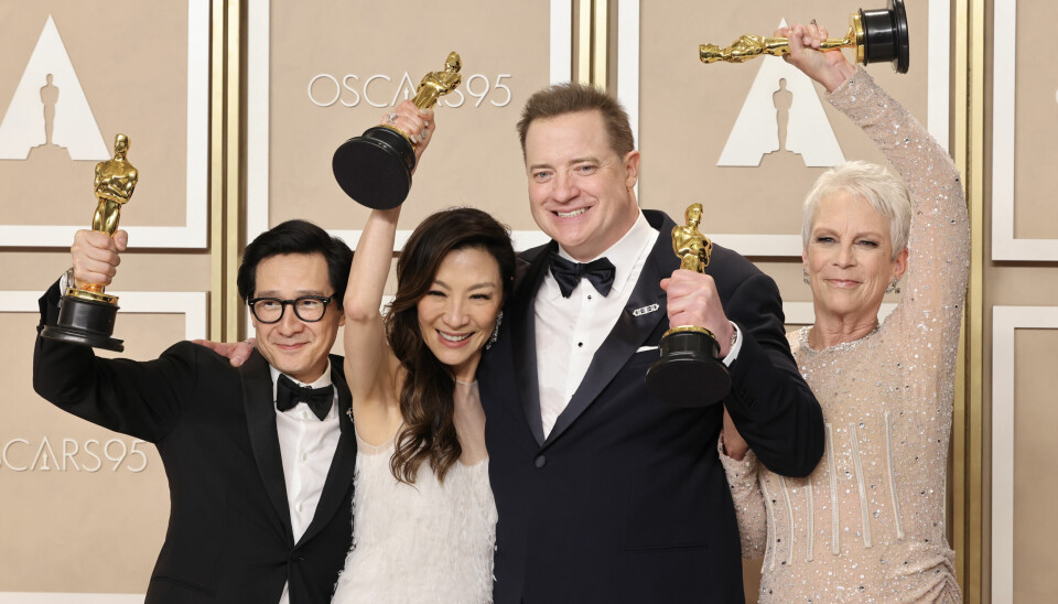 Kveldens vinnere: Ke Huy Quan (Best Actor in a Supporting Role), Michelle Yeoh (Best Actress in a Leading Role), Brendan Fraser (Best Actor in a Leading Role) og Jamie Lee Curtis (Best Actress in a Supporting Role) poserer for fotografene etter Oscar-utdelingen.