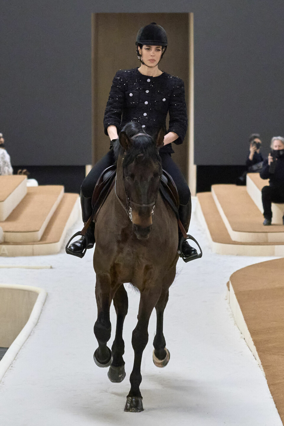 Charlotte på haute couture-catwalken for Chanel i 2022.