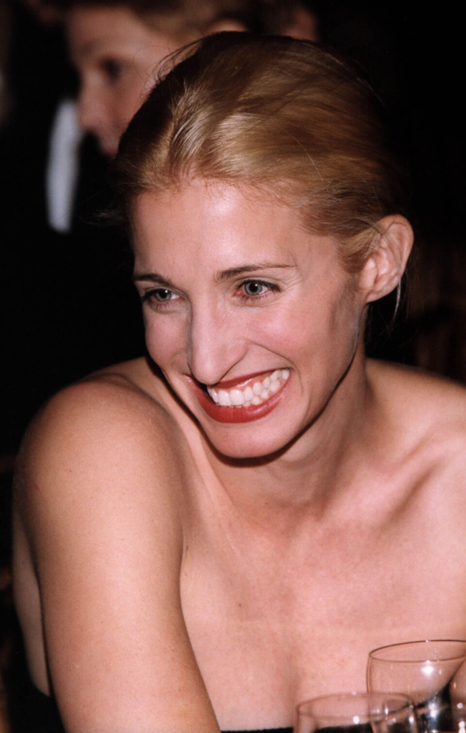 Carolyn Bessette Kennedy (33) omkom 16. juli 1999 i en flyulykke ved Martha's Vineyard. Ektemannen John F. Kennedy Jr. (38) og søsteren Lauren Bessette (34) omkom også.