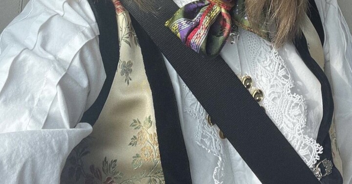 Slik stryker du bunadskjorta