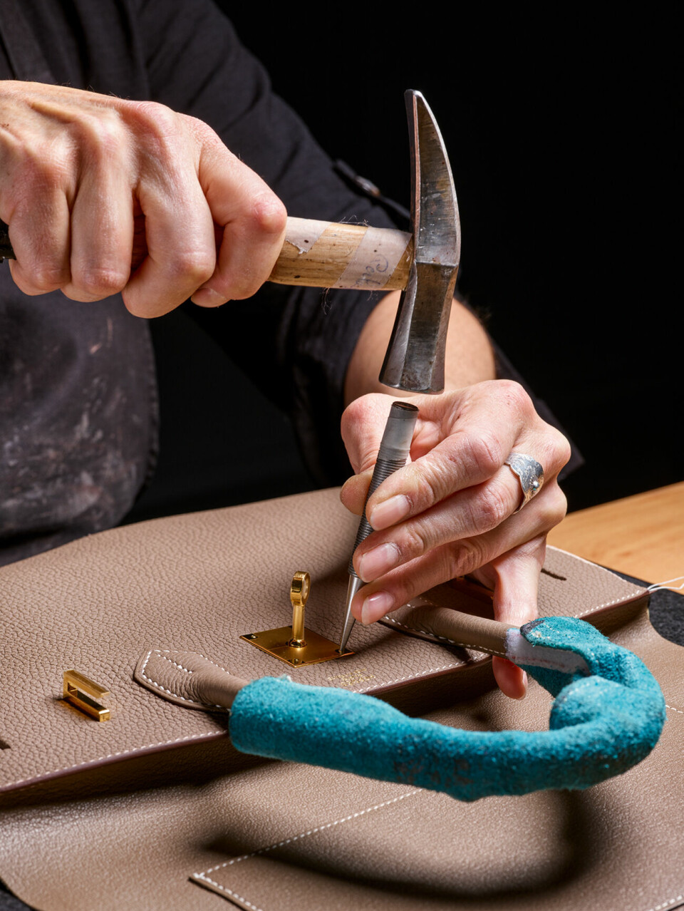 Hermès’ artisaner må mestre en rekke håndverk og materialer. Her demonstreres teknikken «pearling» på metall.