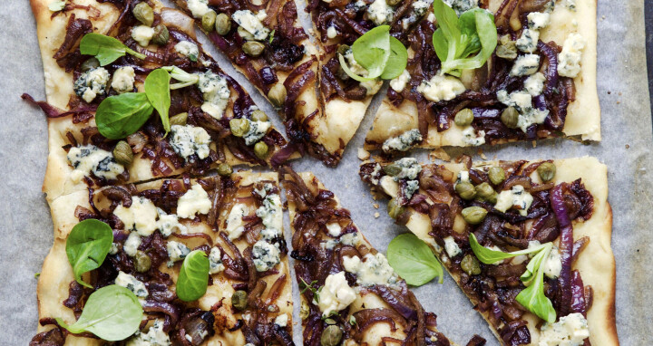 Tarte flambé med karamellisert løk og gorgonzola