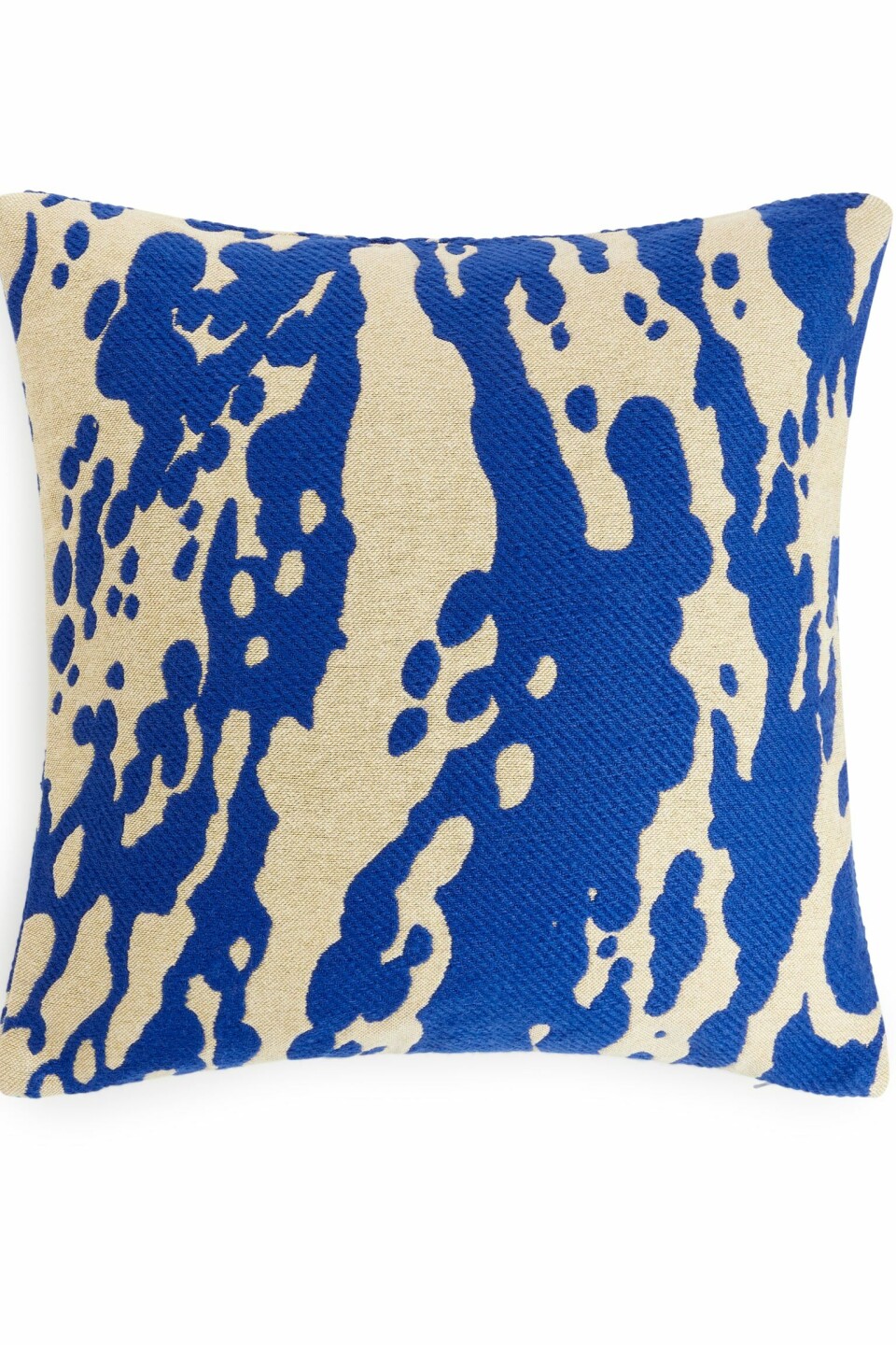 Skap kontraster med tekstiler og møbler med mønster