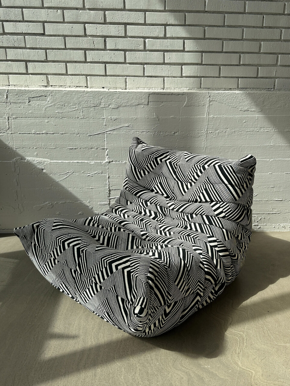 Skap kontraster med tekstiler og møbler med mønster