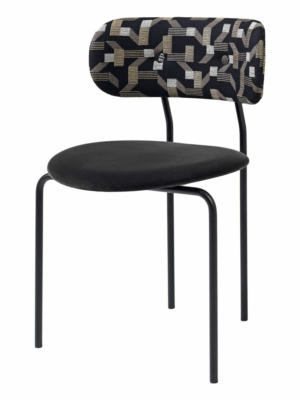 Skap kontraster med tekstiler og møbler med mønster