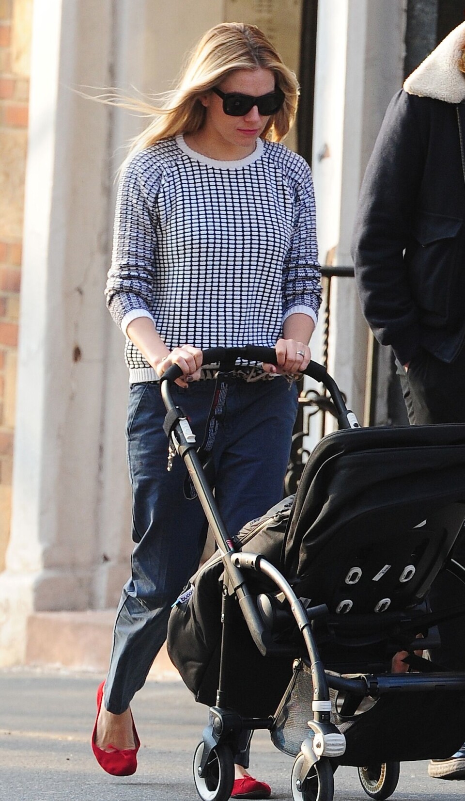 Sienna Miller trillende på lille Marlow i 2013 Foto:Alo Ceballos/FilmMagic)