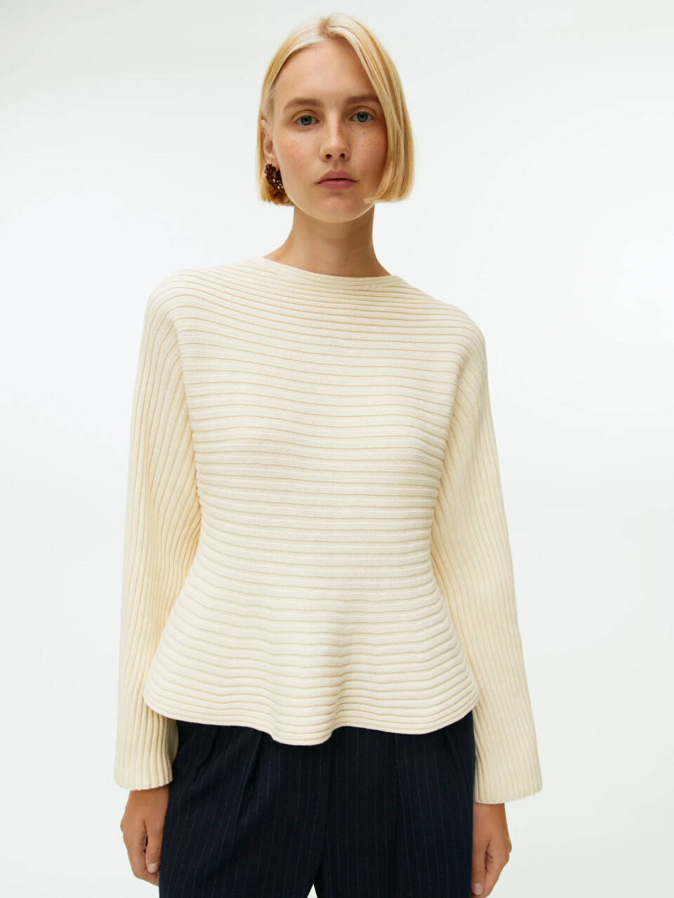 Kremfarget strikkegenser